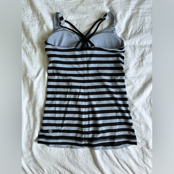 Lululemon exercise tank with build in bra size small - Picture 2 of 4